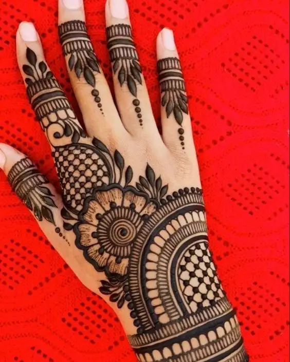 simple mehndi design photo back hand