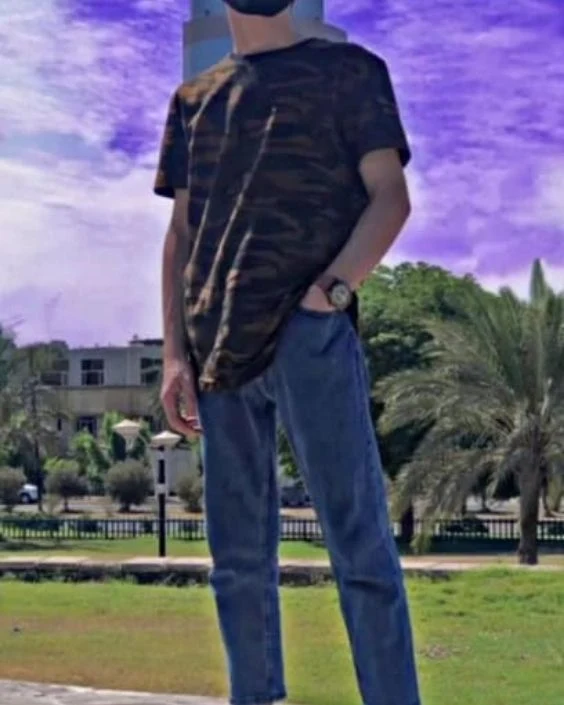 মাস্ক পরা ছেলেদের পিক