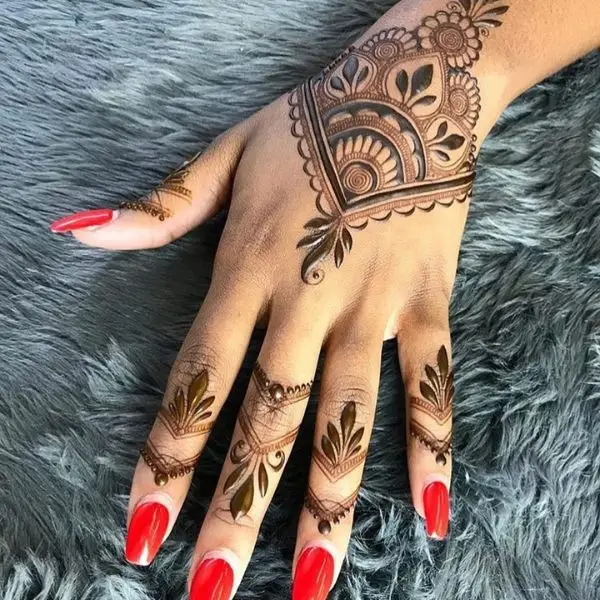 simple mehndi design photo back hand