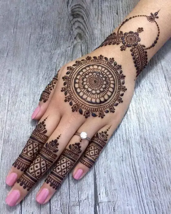 simple mehndi design photo back hand