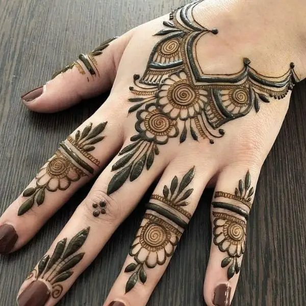 simple mehndi design photo back hand