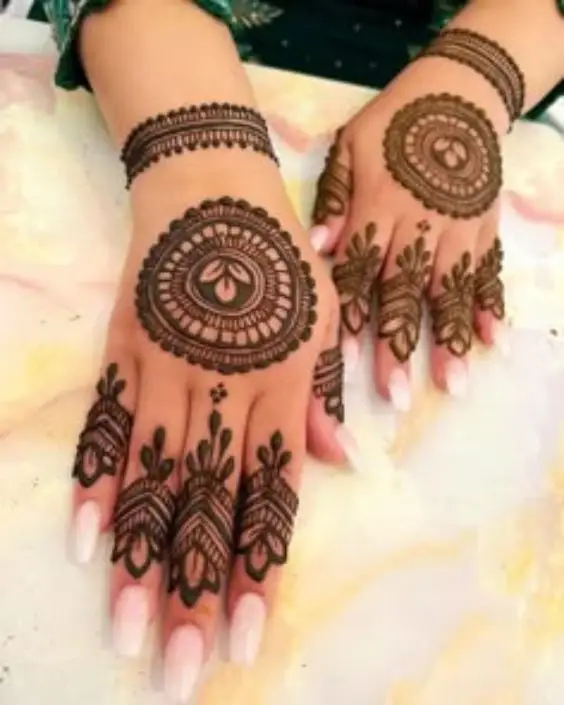 simple mehndi design photo back hand