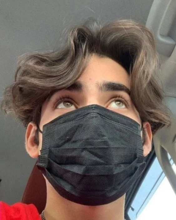 মাস্ক পরা ছেলেদের পিক