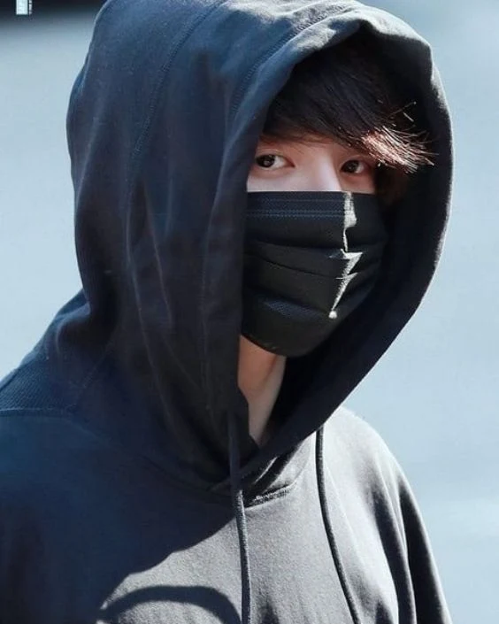 মাস্ক পরা ছেলেদের পিক