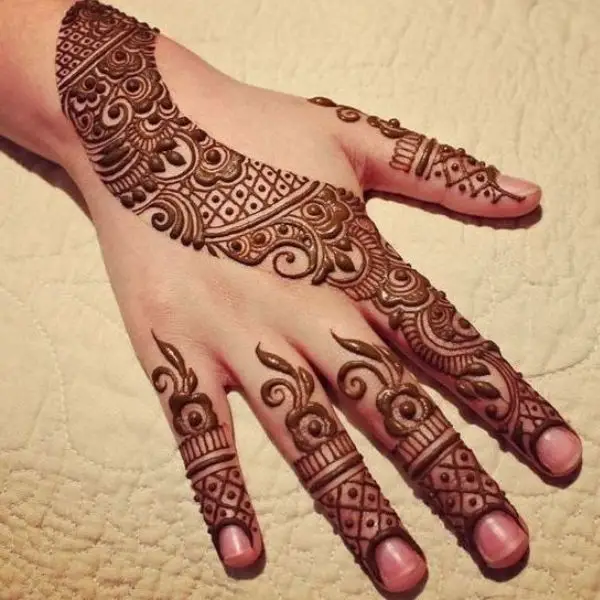 simple mehndi design photo back hand