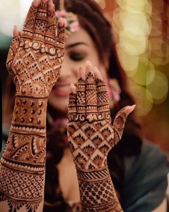 simple mehndi design photo back hand