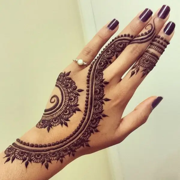 simple mehndi design photo back hand