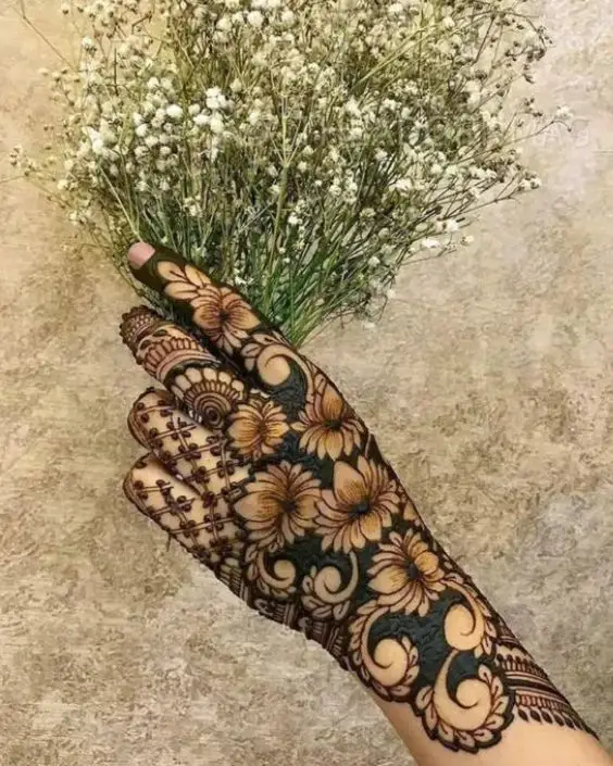 simple mehndi design photo back hand