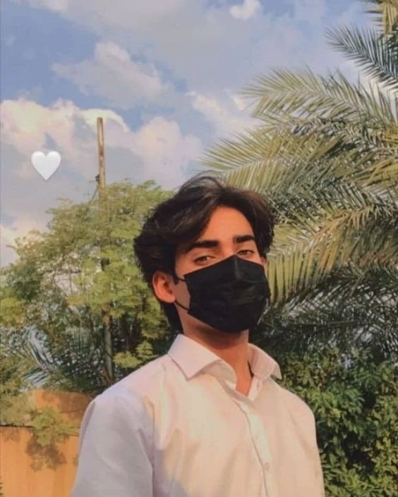 মাস্ক পরা ছেলেদের পিক