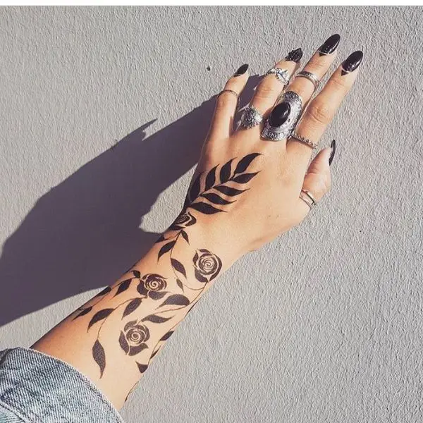 simple mehndi design photo back hand