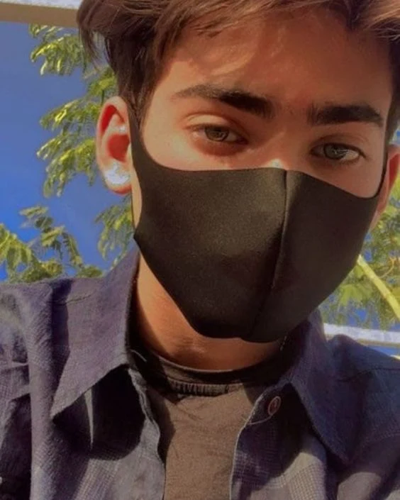 মাস্ক পরা ছেলেদের পিক