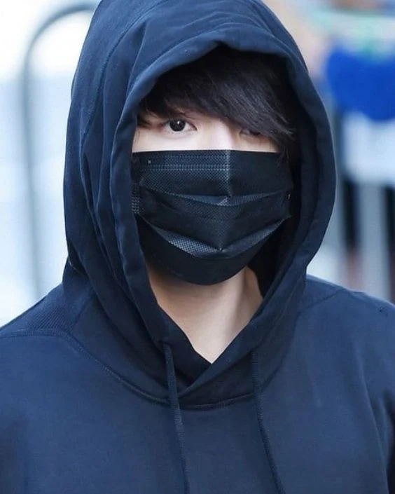 মাস্ক পরা ছেলেদের পিক