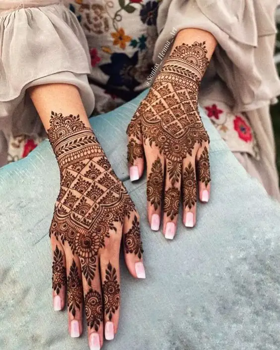 simple mehndi design photo back hand