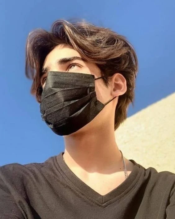 মাস্ক পরা ছেলেদের পিক