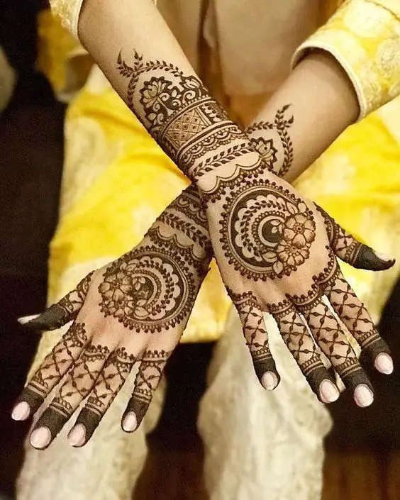 simple mehndi design photo back hand