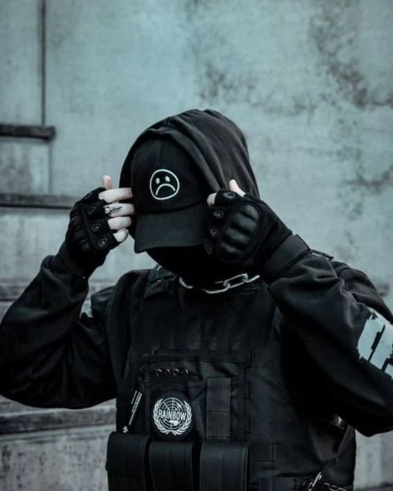 মাস্ক পরা ছেলেদের পিক