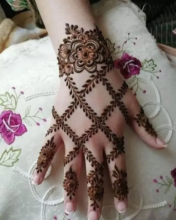 simple mehndi design photo back hand