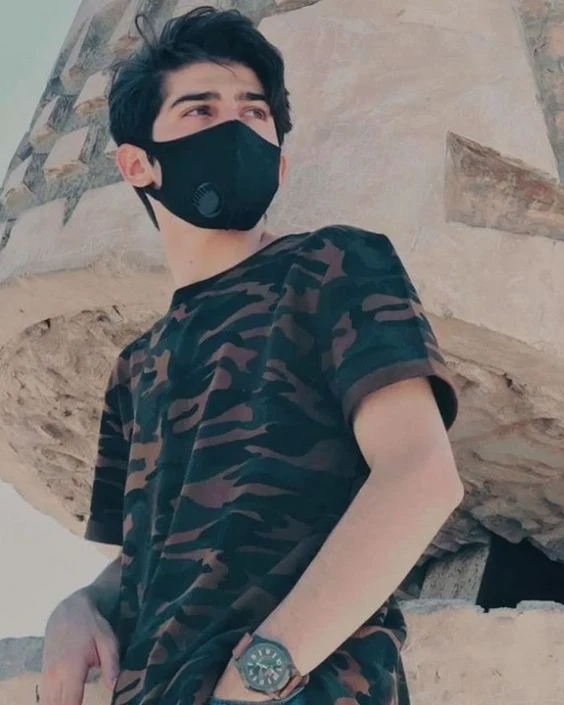 মাস্ক পরা ছেলেদের পিক