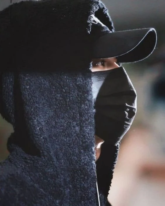 মাস্ক পরা ছেলেদের পিক