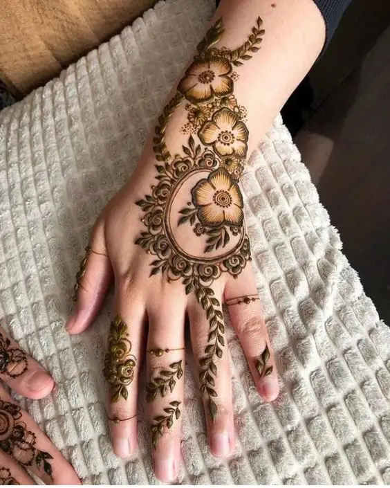 simple mehndi design photo back hand