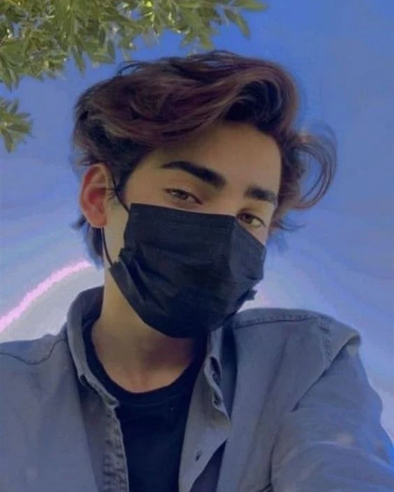 মাস্ক পরা ছেলেদের পিক