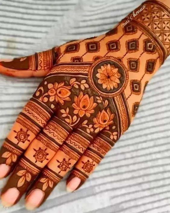 simple mehndi design photo back hand
