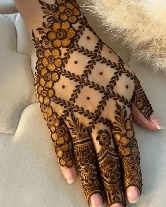 simple mehndi design photo back hand