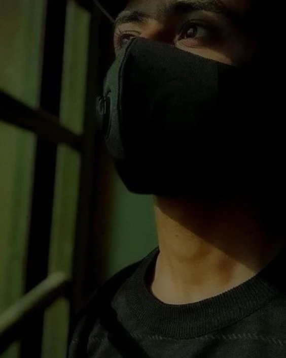 মাস্ক পরা ছেলেদের পিক