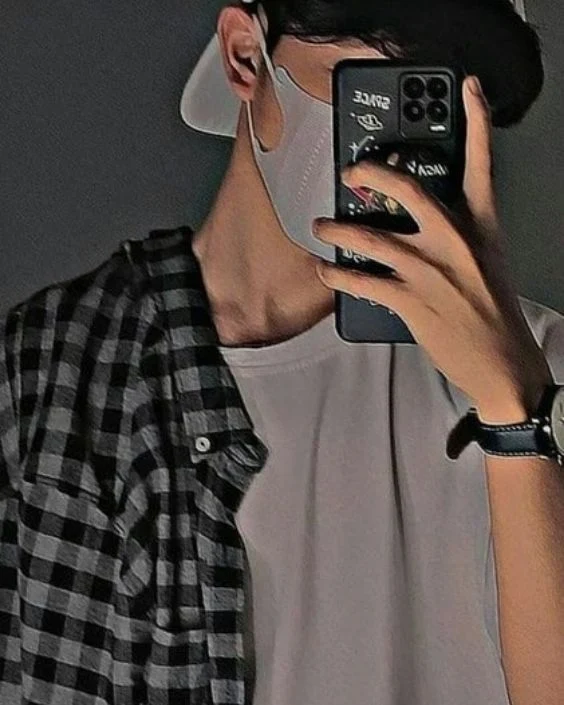 মাস্ক পরা ছেলেদের পিক