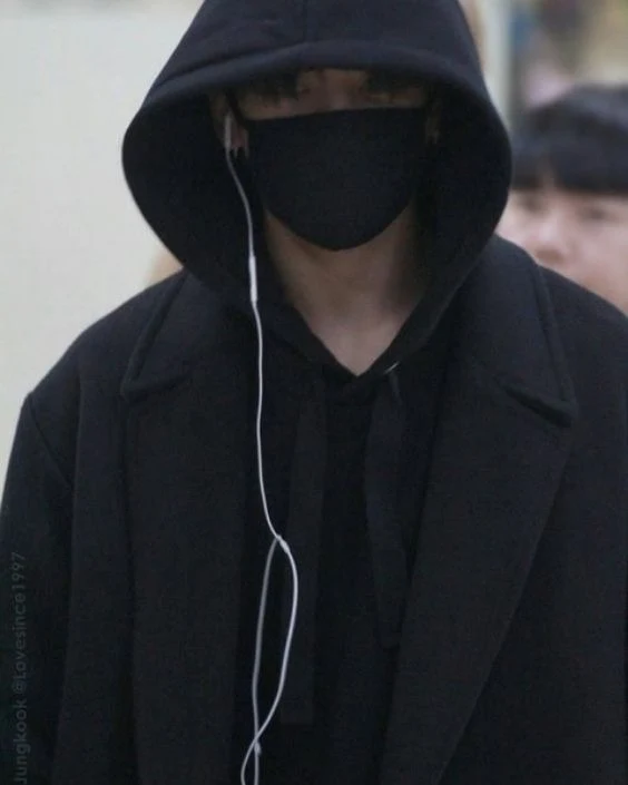 মাস্ক পরা ছেলেদের পিক