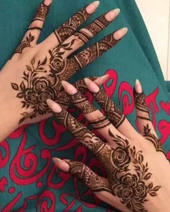 simple mehndi design photo back hand