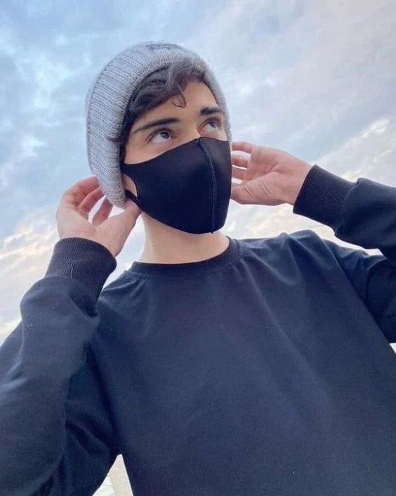 মাস্ক পরা ছেলেদের পিক