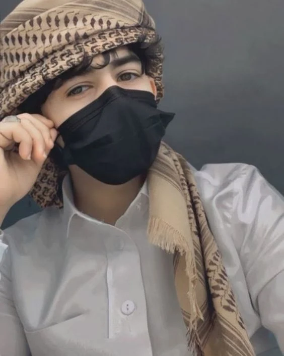 মাস্ক পরা ছেলেদের পিক