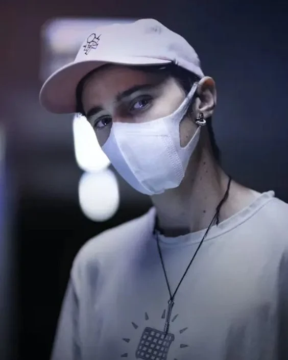 মাস্ক পরা ছেলেদের পিক