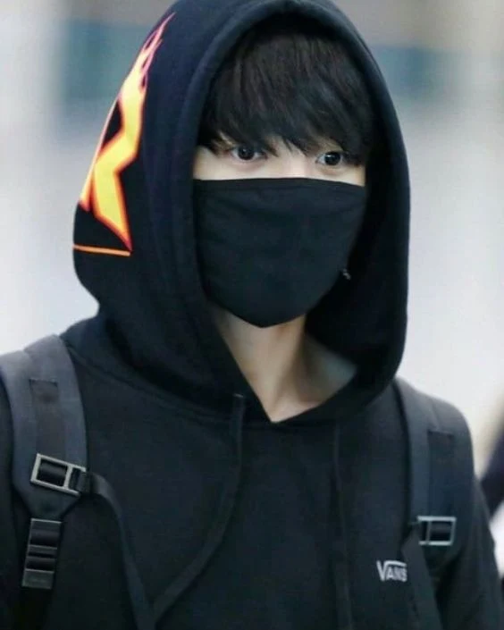 মাস্ক পরা ছেলেদের পিক