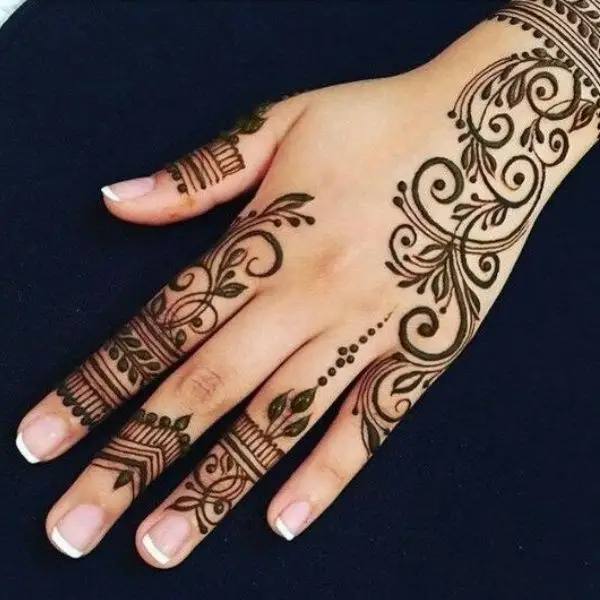 simple mehndi design photo back hand