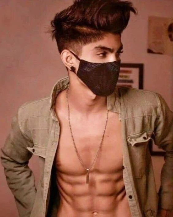 মাস্ক পরা ছেলেদের পিক