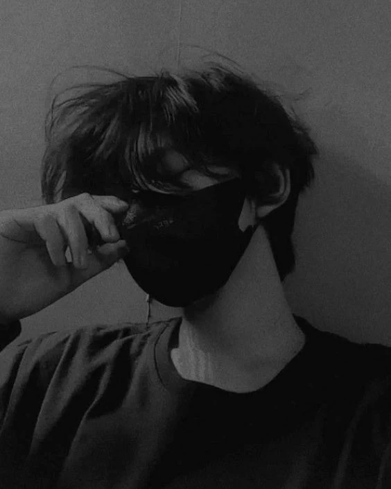 মাস্ক পরা ছেলেদের পিক