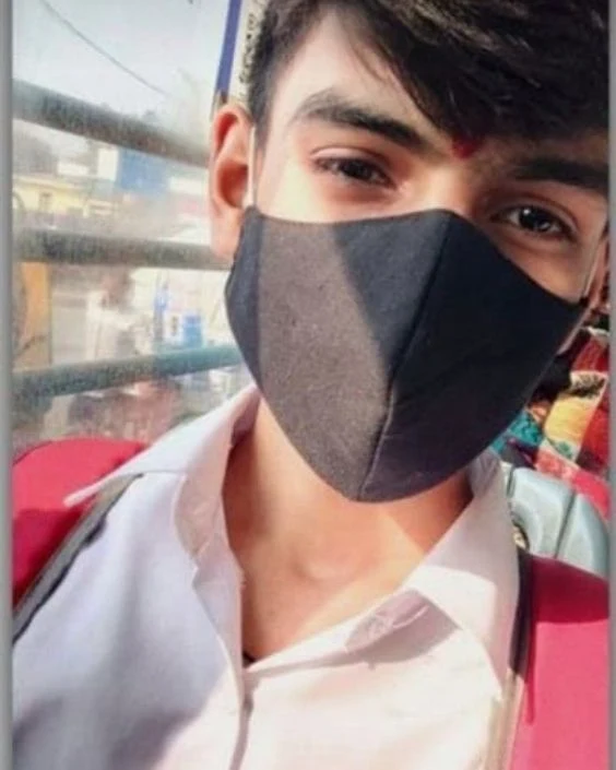 মাস্ক পরা ছেলেদের পিক