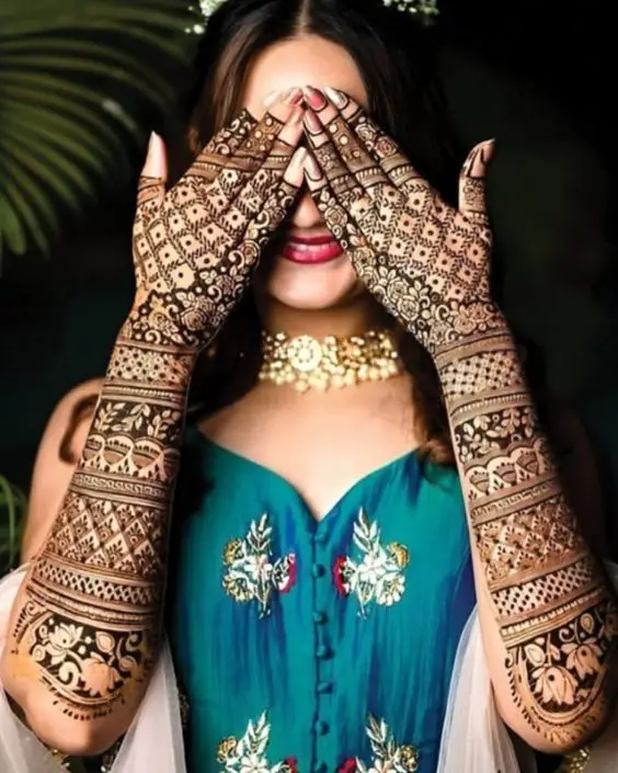 simple mehndi design photo back hand