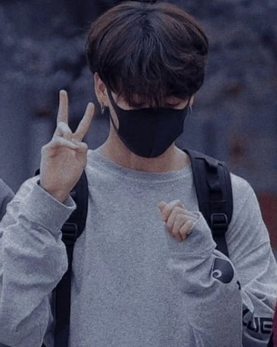 মাস্ক পরা ছেলেদের পিক