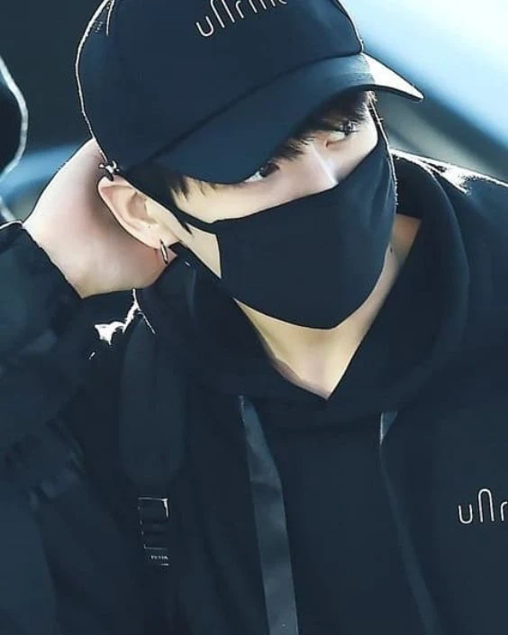 মাস্ক পরা ছেলেদের পিক