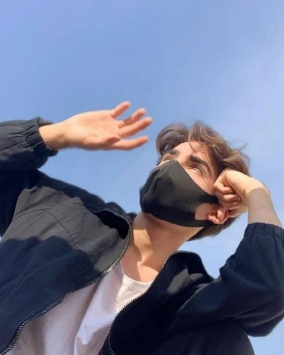 মাস্ক পরা ছেলেদের পিক