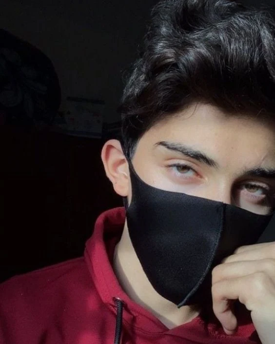 মাস্ক পরা ছেলেদের পিক