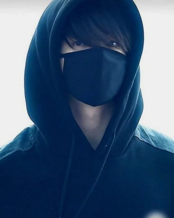 মাস্ক পরা ছেলেদের পিক