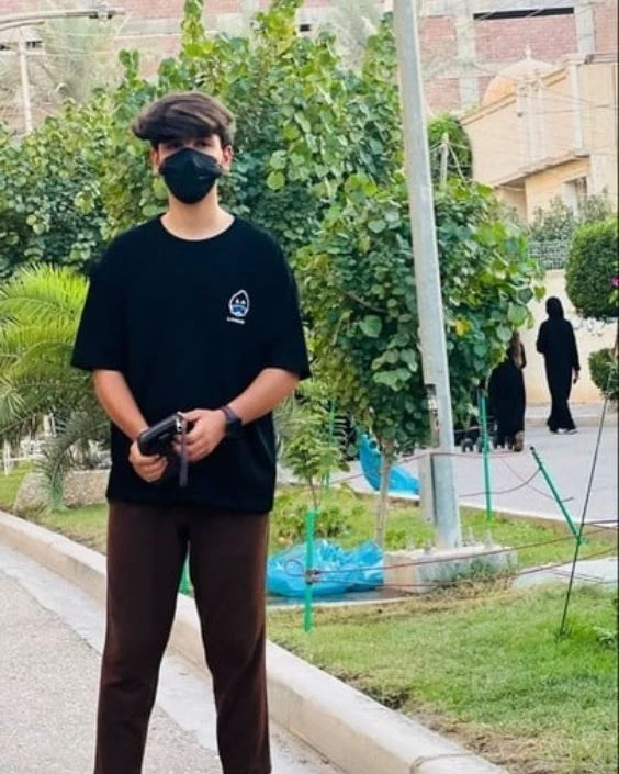 মাস্ক পরা ছেলেদের পিক