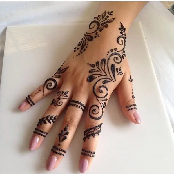 simple mehndi design photo back hand