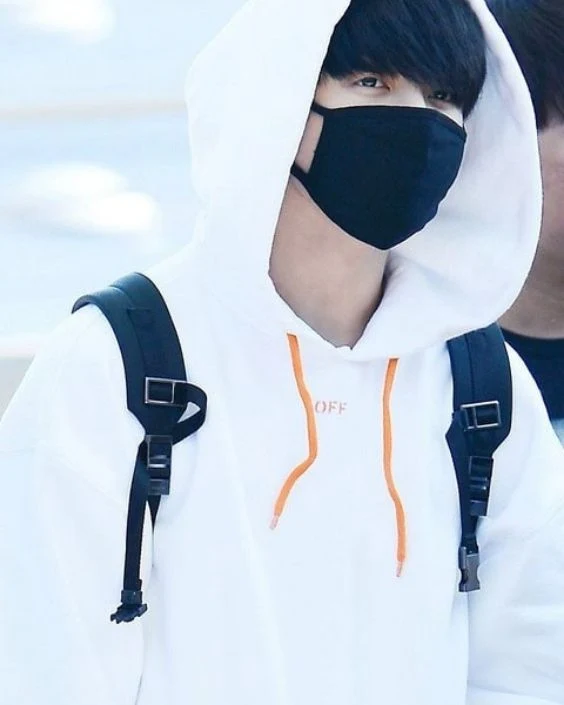 মাস্ক পরা ছেলেদের পিক