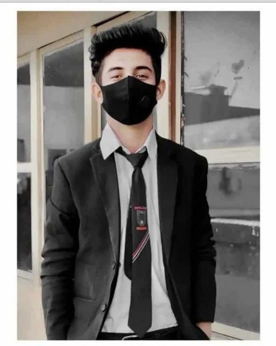 মাস্ক পরা ছেলেদের পিক