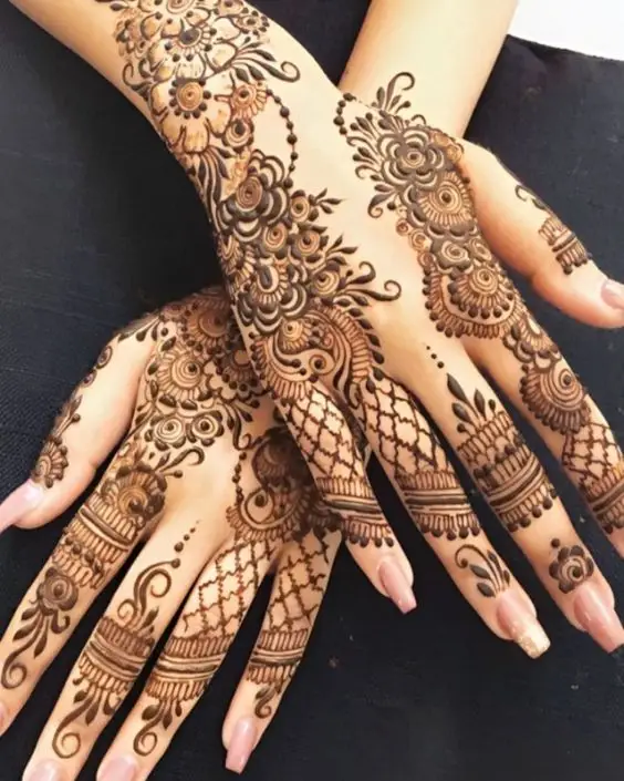 simple mehndi design photo back hand